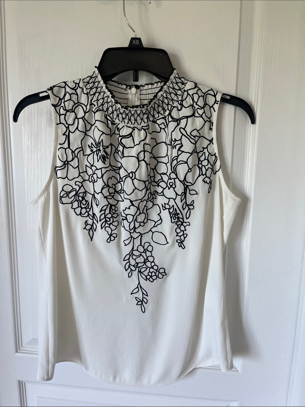 White House Black Market White Sleeveless Floral-Outline Smocked Neck Tank
